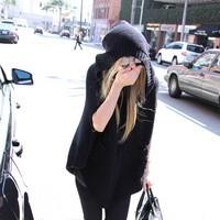 Avril Lavigne after getting her nails done at a salon | Picture 89937